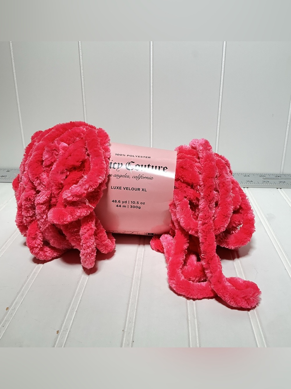 JUICY COUTURE- LUXE VELOUR XL Free Love 10.5 Oz 48.6 Yd 6-Super bulky Full Skein